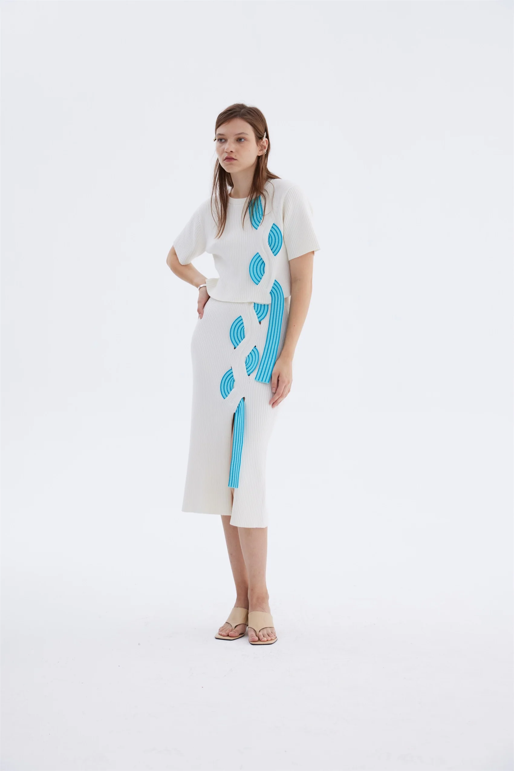 ALICE SHORT SLEEVE CROP TOP WITH TRAVELING RIBS - Image 3