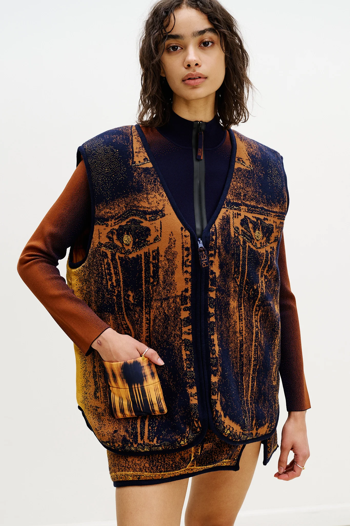 AVRIL REVERSIBLE QUILTED VEST - Image 4